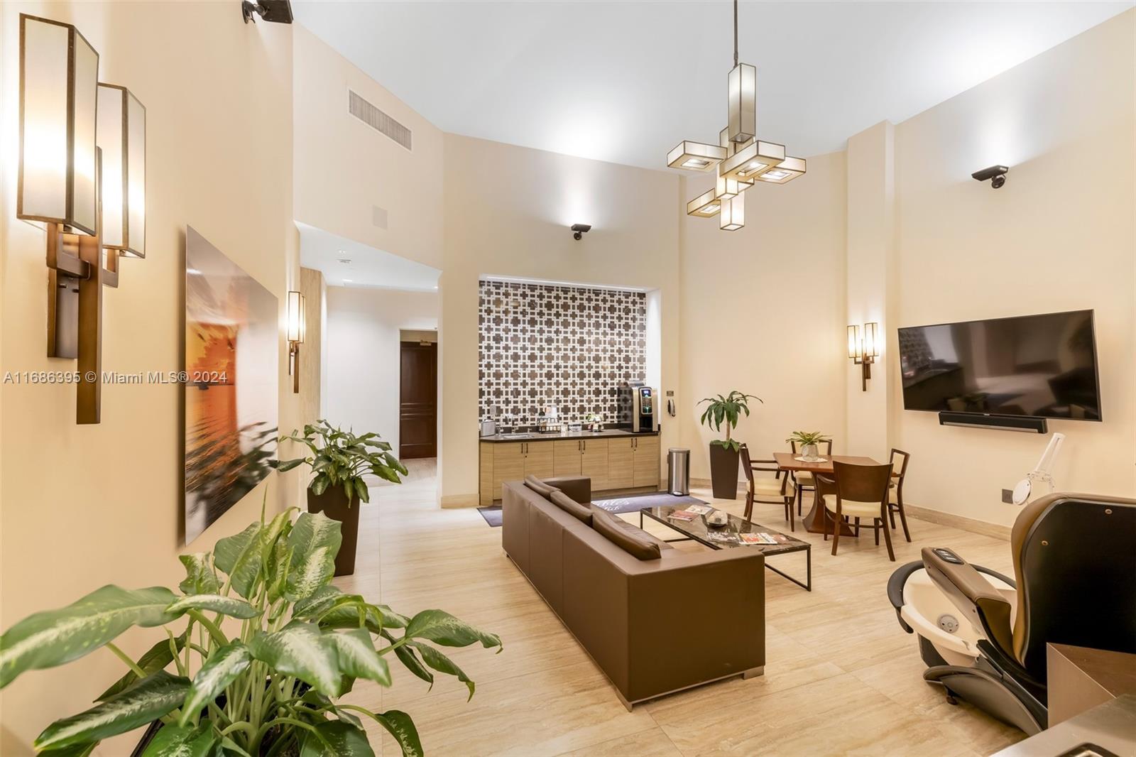 10 Edgewater Dr # 8C