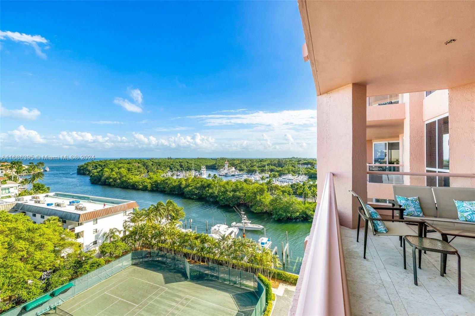 10 Edgewater Dr # 8C