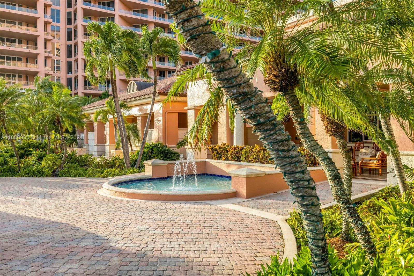 10 Edgewater Dr # 8C