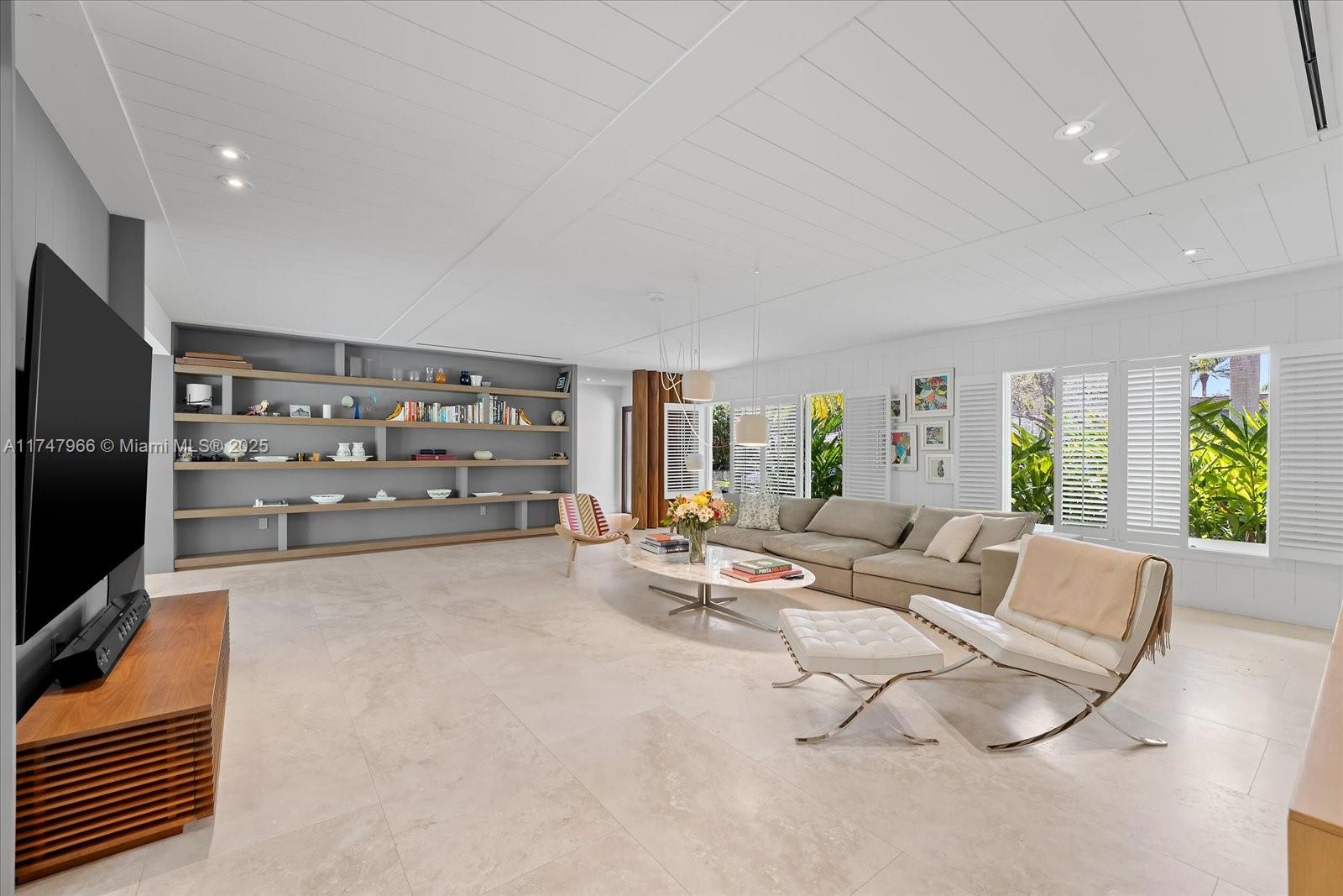 135 W Sunrise Ave