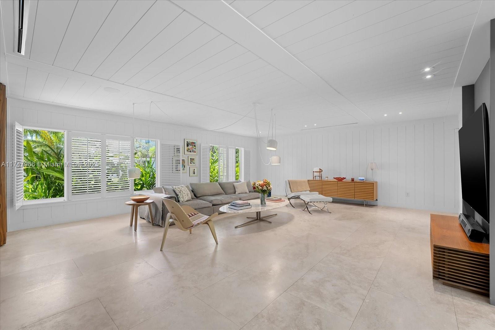 135 W Sunrise Ave