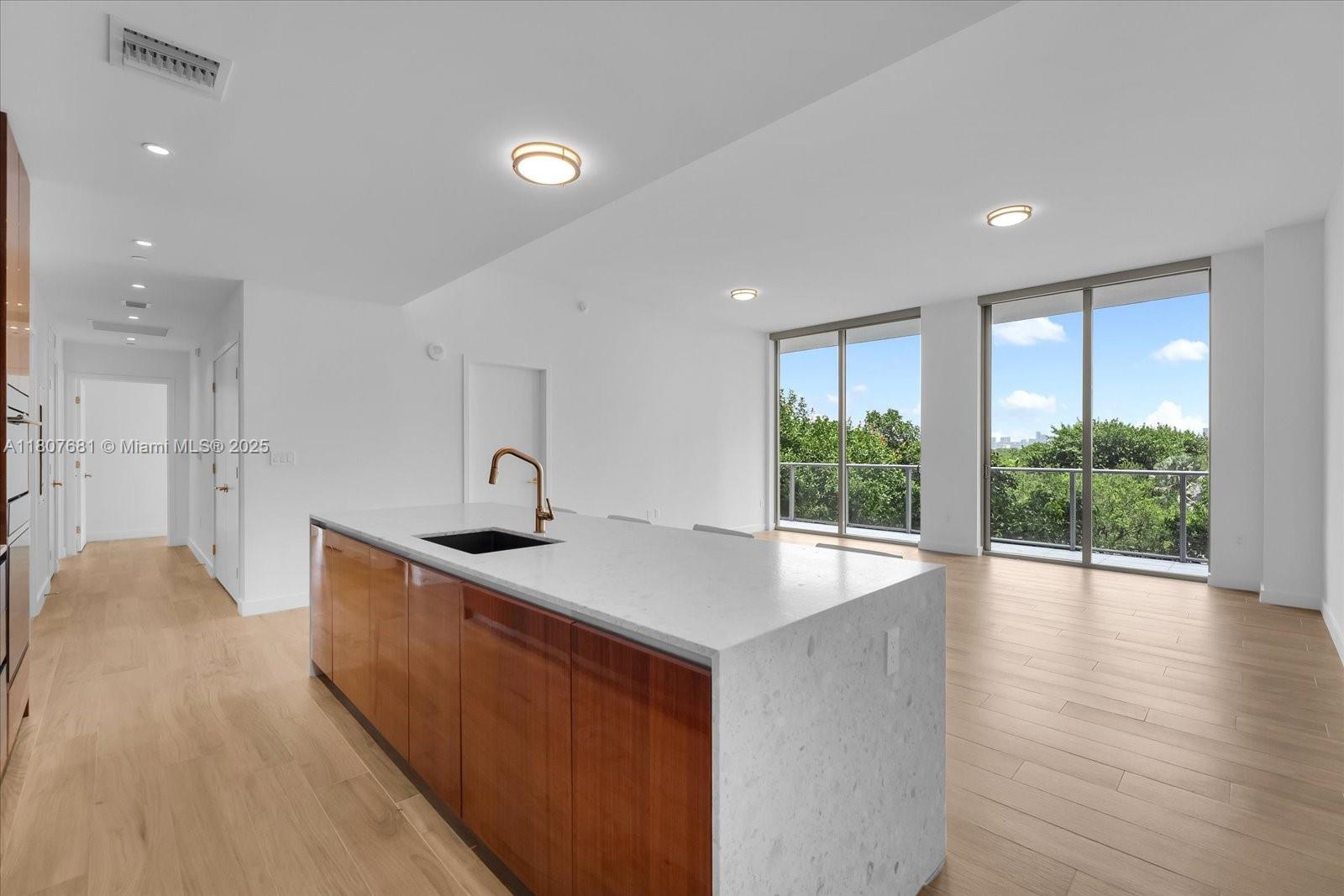 2678 Tigertail Ave # 402