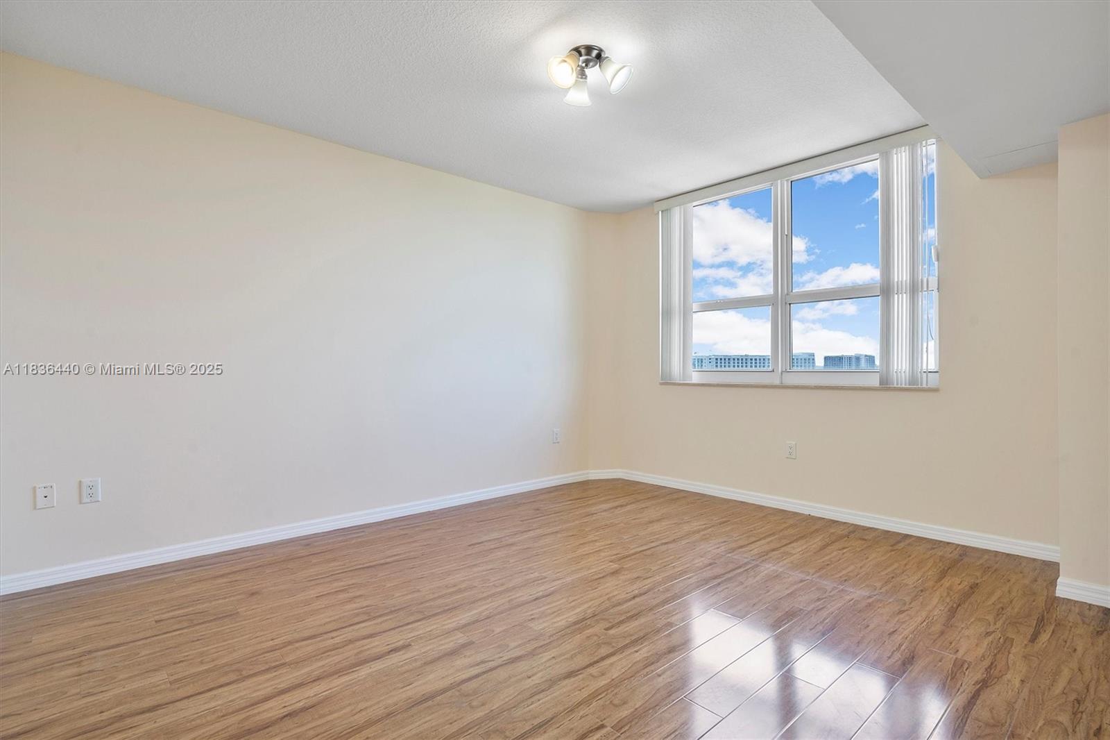 19501 W Country Club Dr # 912