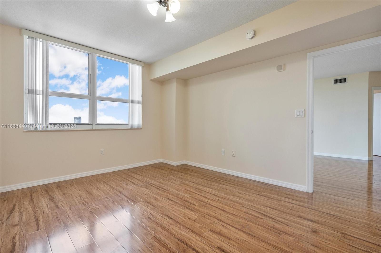 19501 W Country Club Dr # 912