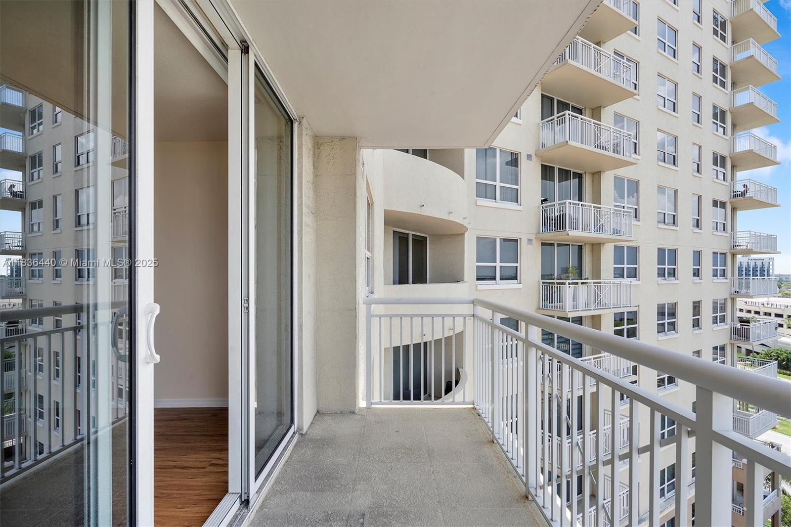 19501 W Country Club Dr # 912