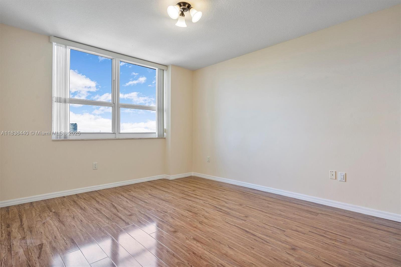 19501 W Country Club Dr # 912