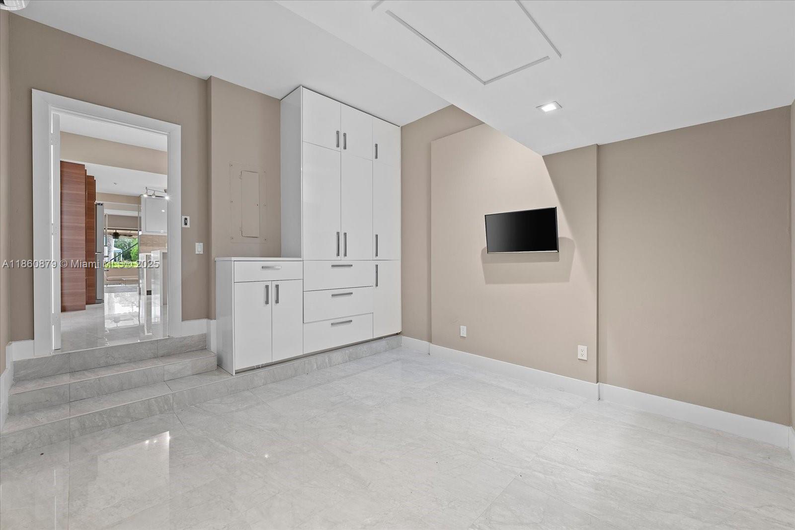 3602 Yacht Club Dr # 405