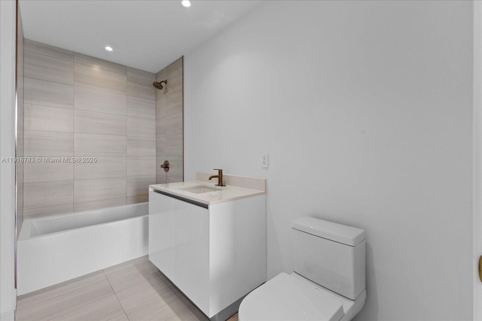 2678 Tigertail Ave # 1605