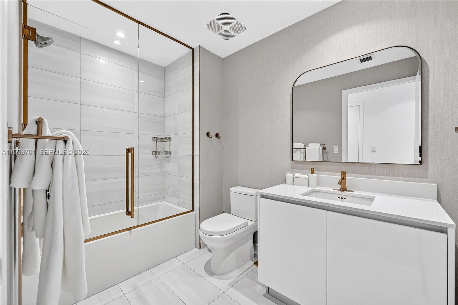 2678 Tigertail Ave # 301