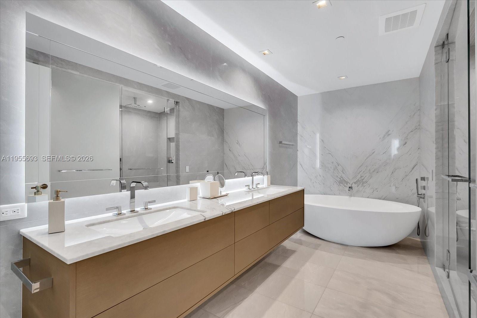 18501 Collins Ave # 704