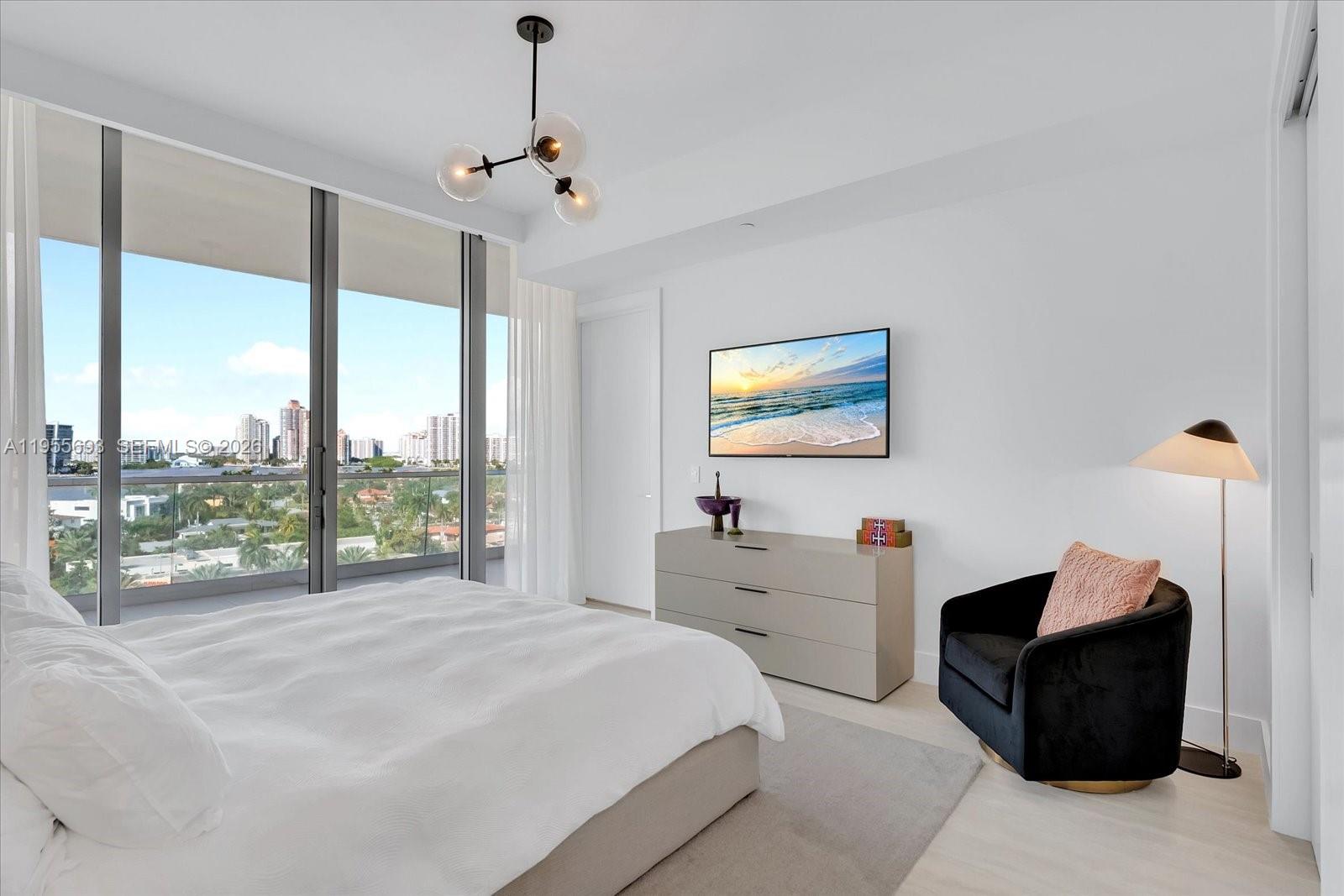 18501 Collins Ave # 704