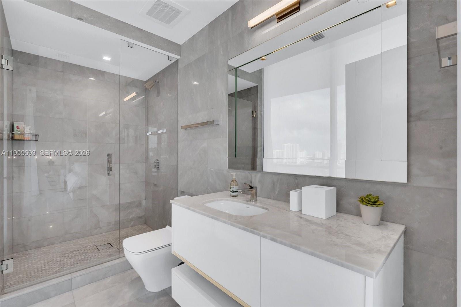 18501 Collins Ave # 704