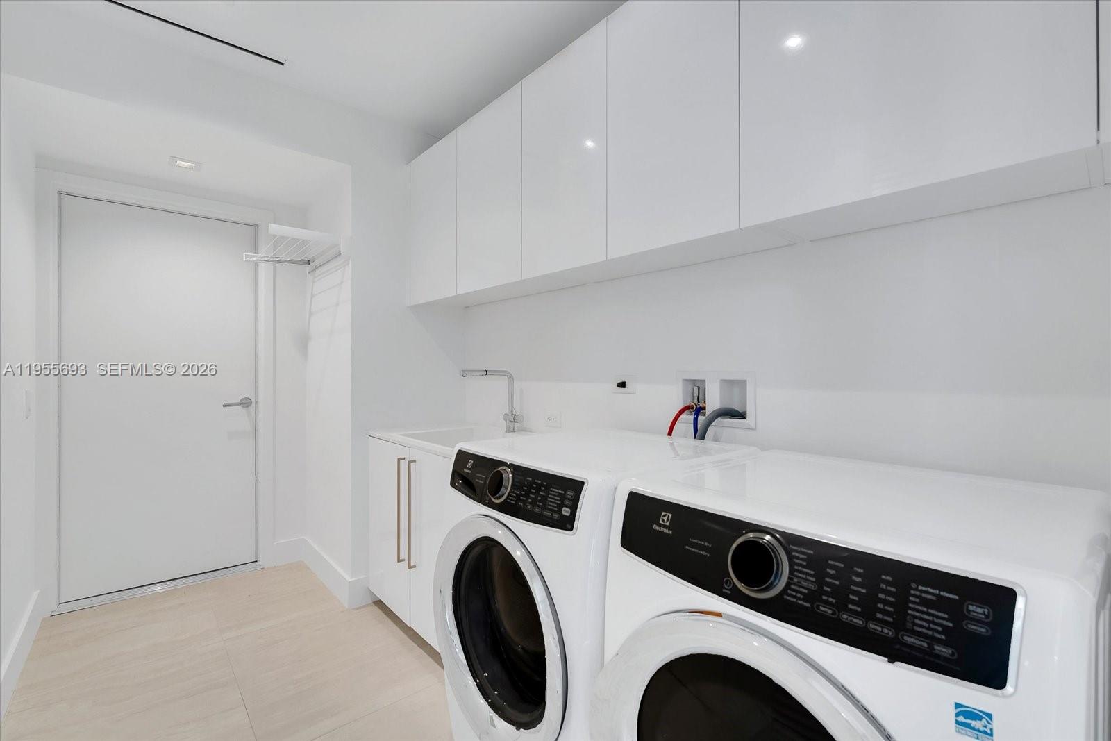 18501 Collins Ave # 704