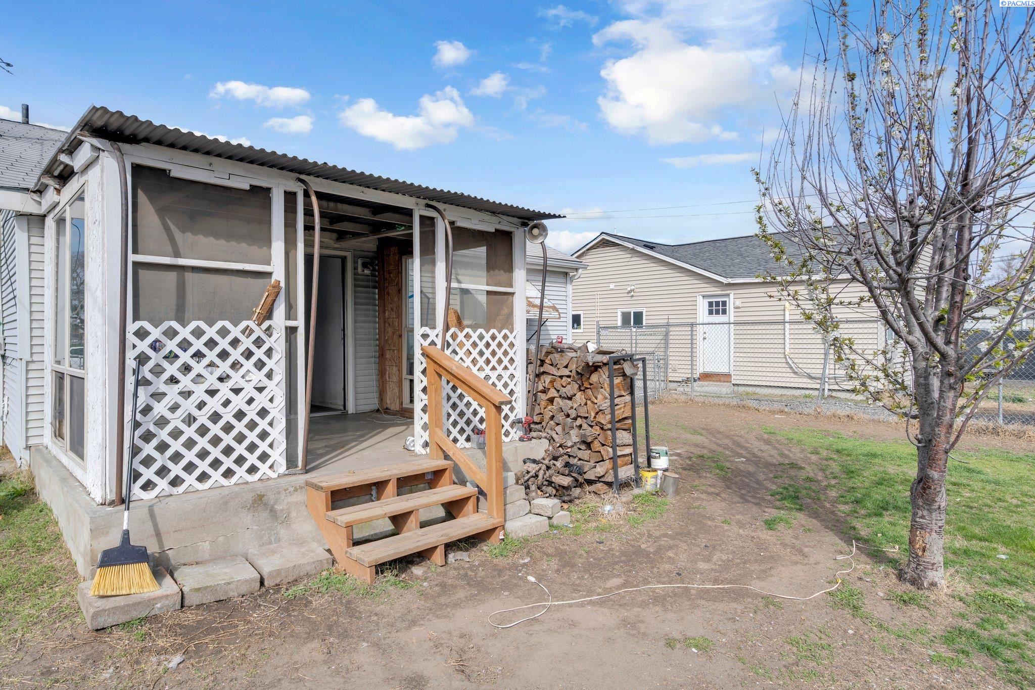618 Snow Ave