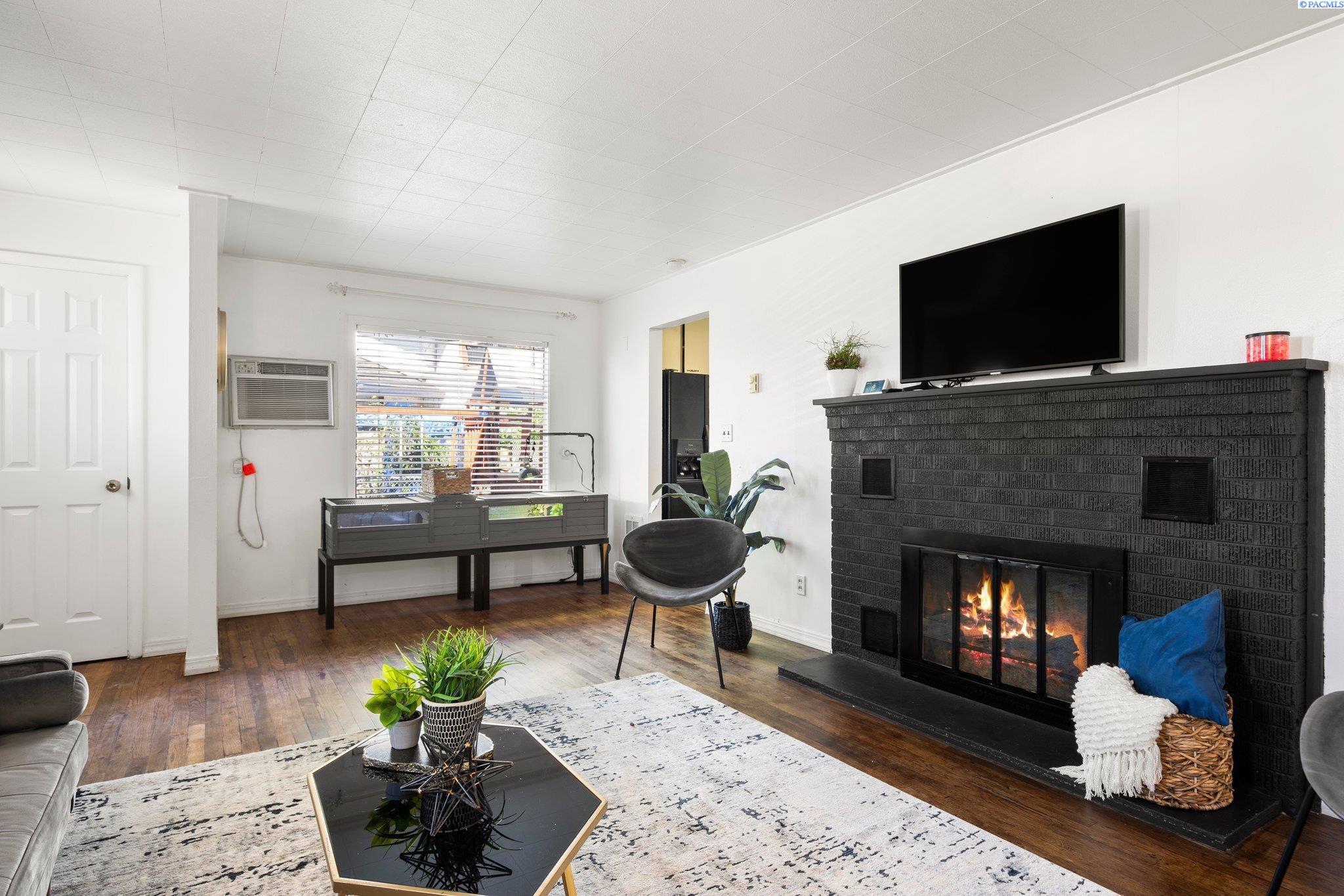 2517 W Marie St