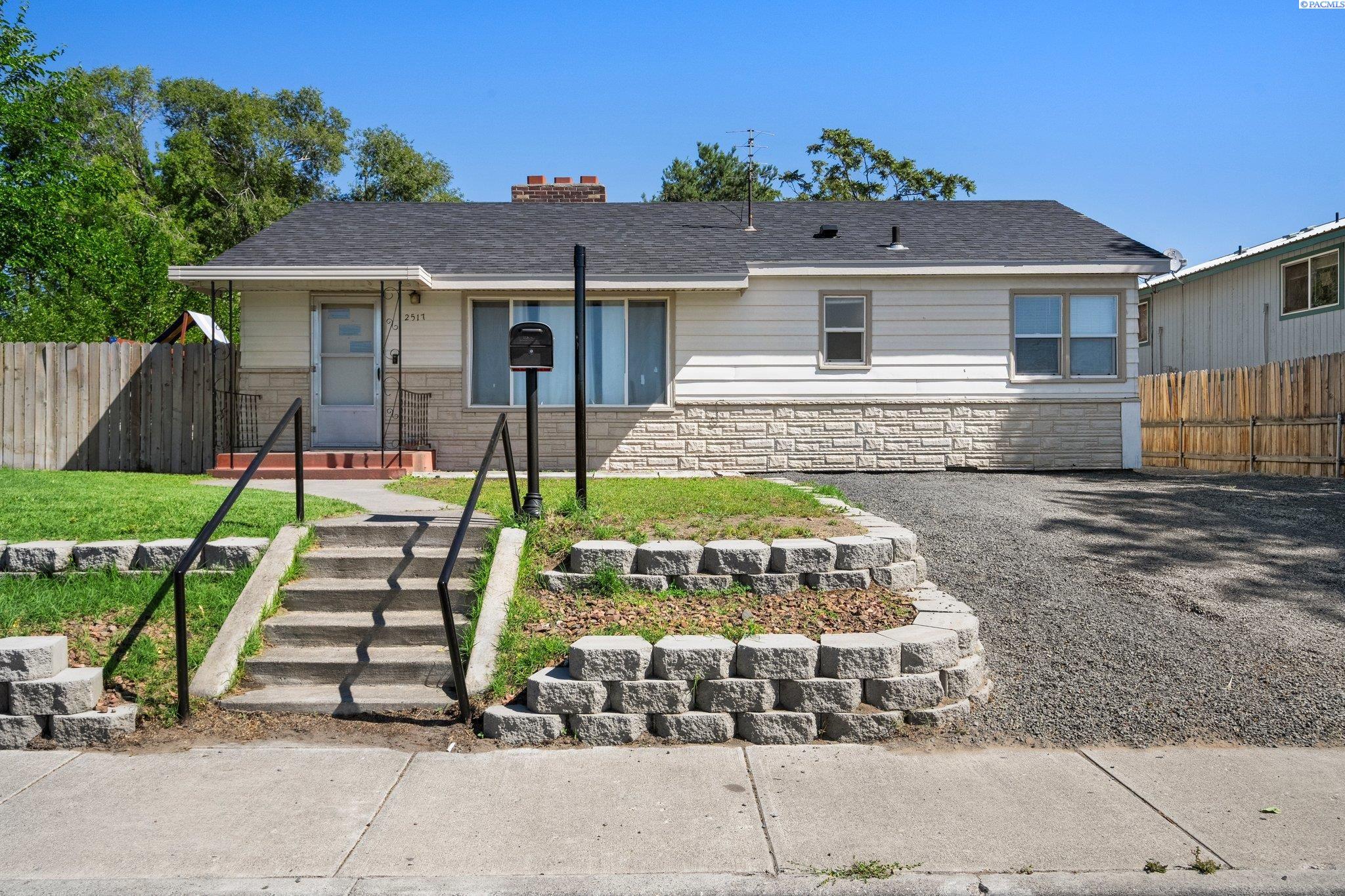 2517 W Marie St