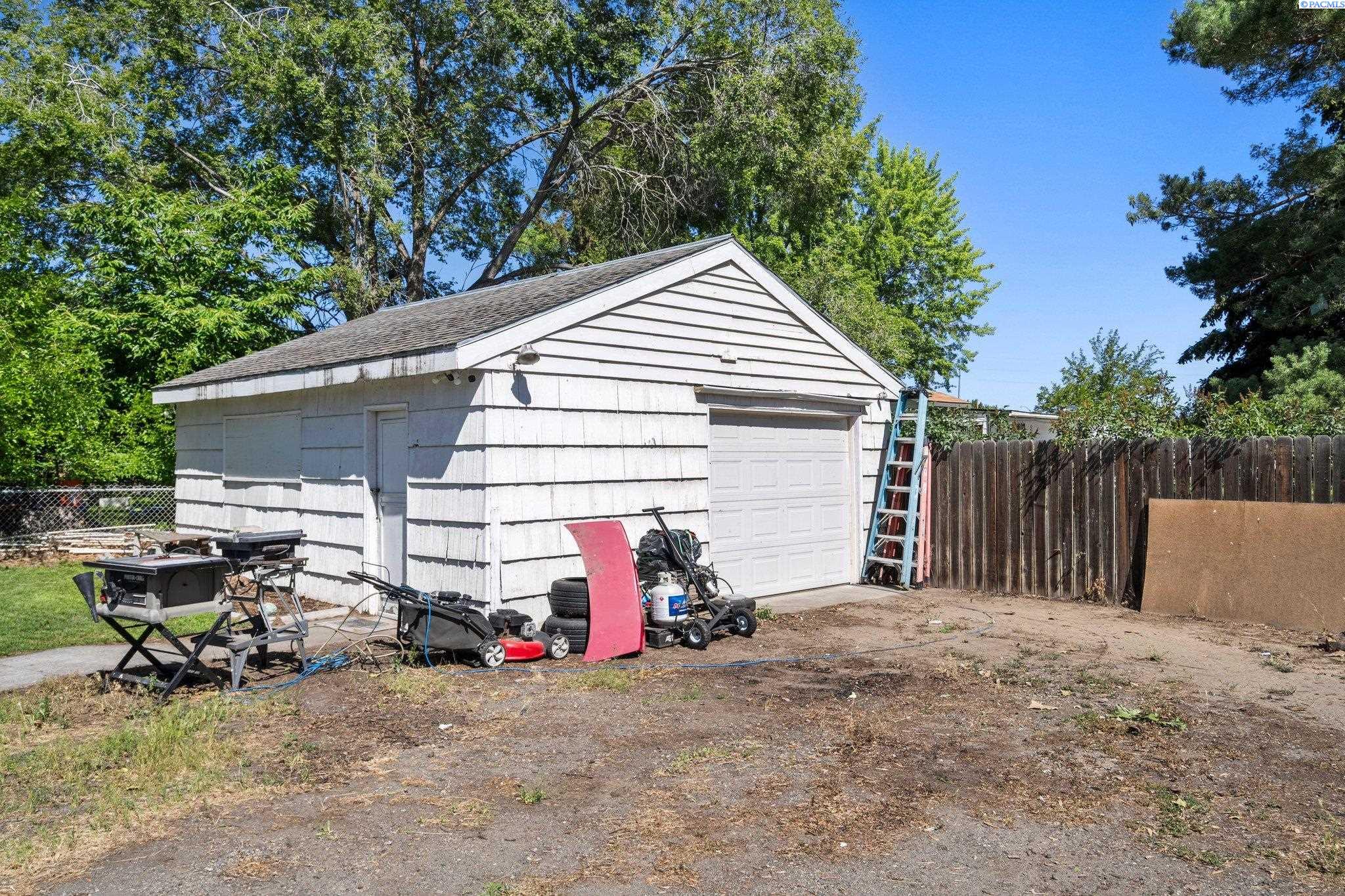 2517 W Marie St