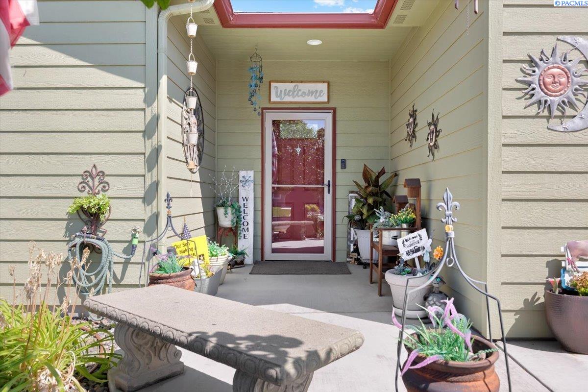 572 N Harrison Pl