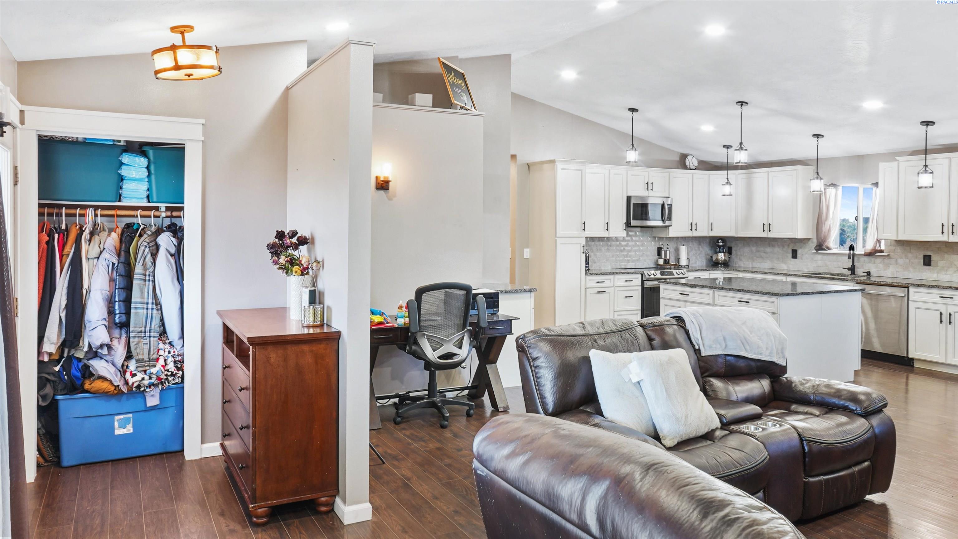 2220 W Sielaff Lane