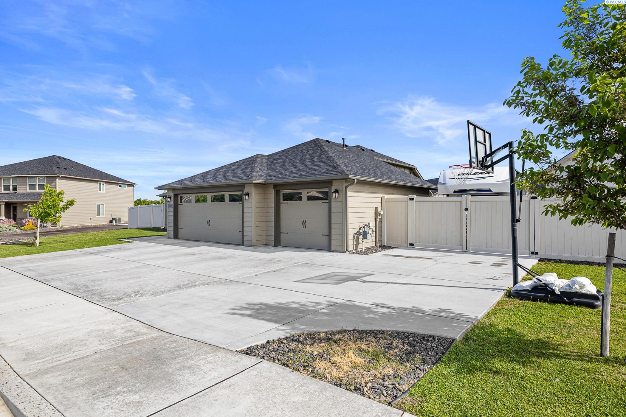 3870 Curtis Dr