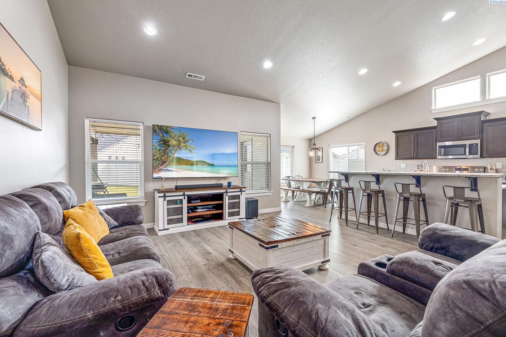3870 Curtis Dr