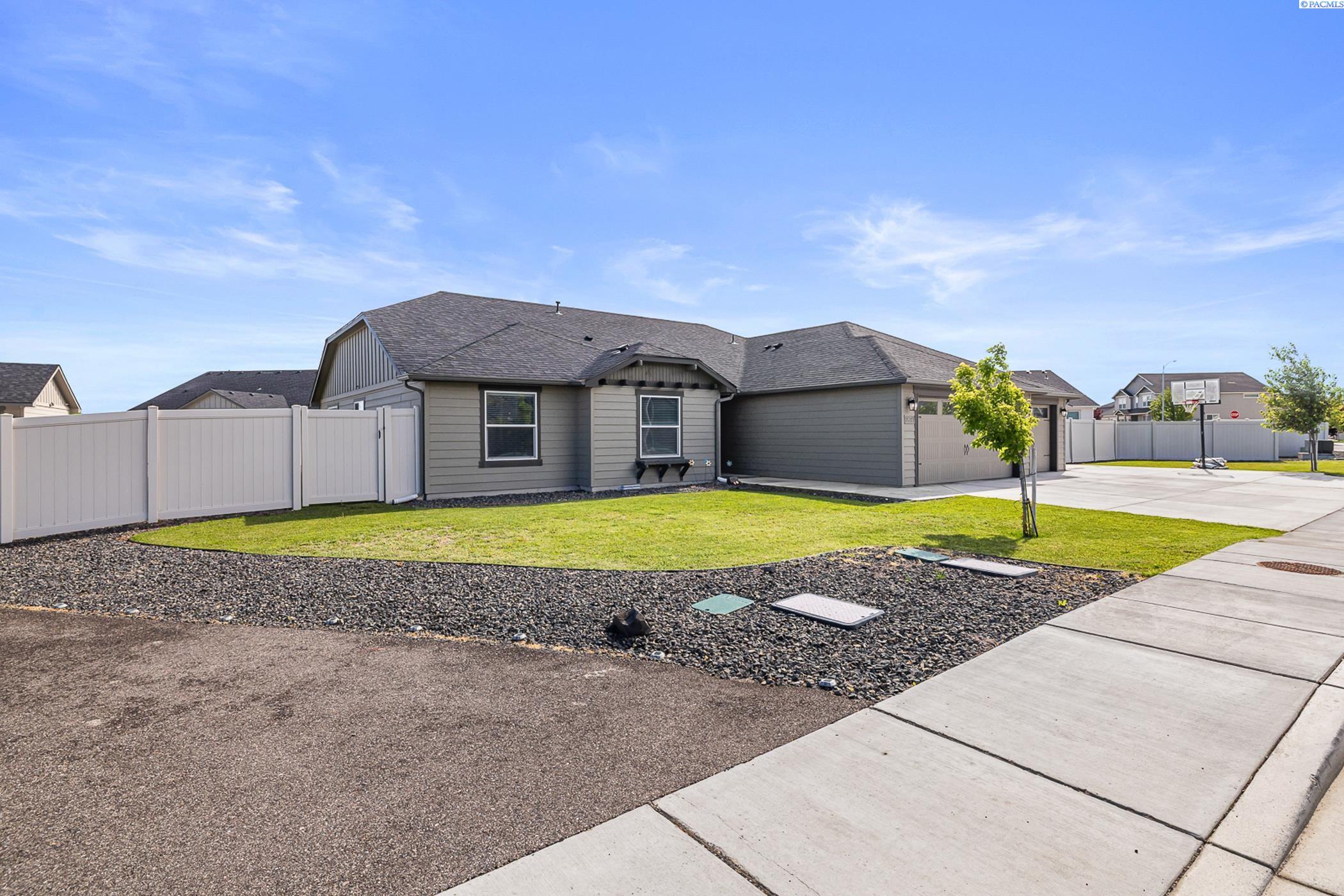 3870 Curtis Dr