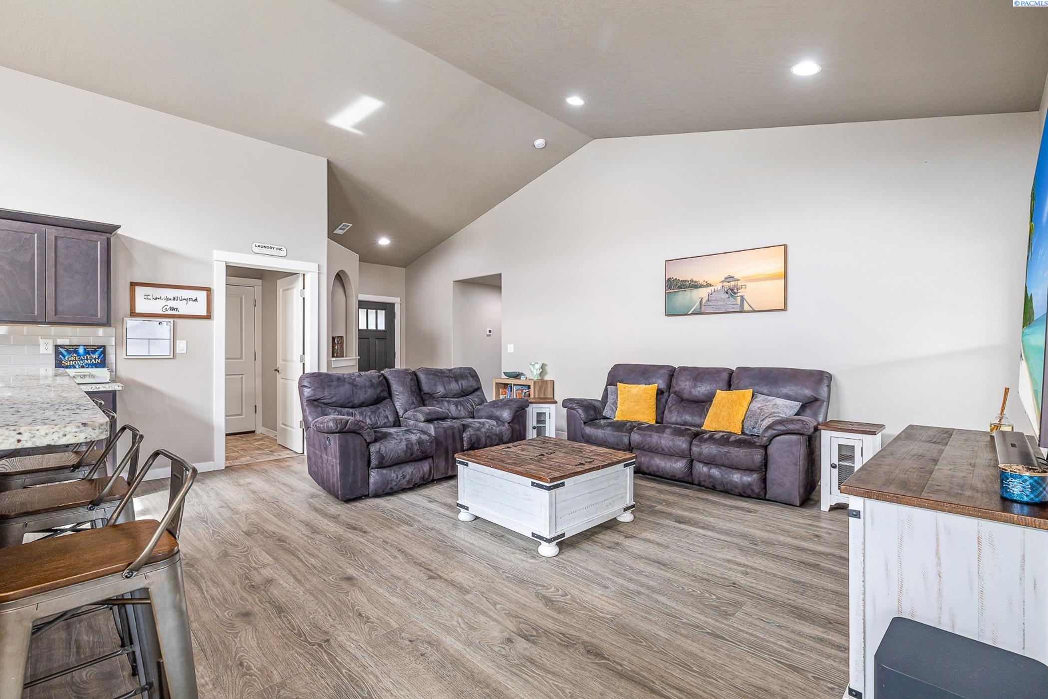 3870 Curtis Dr
