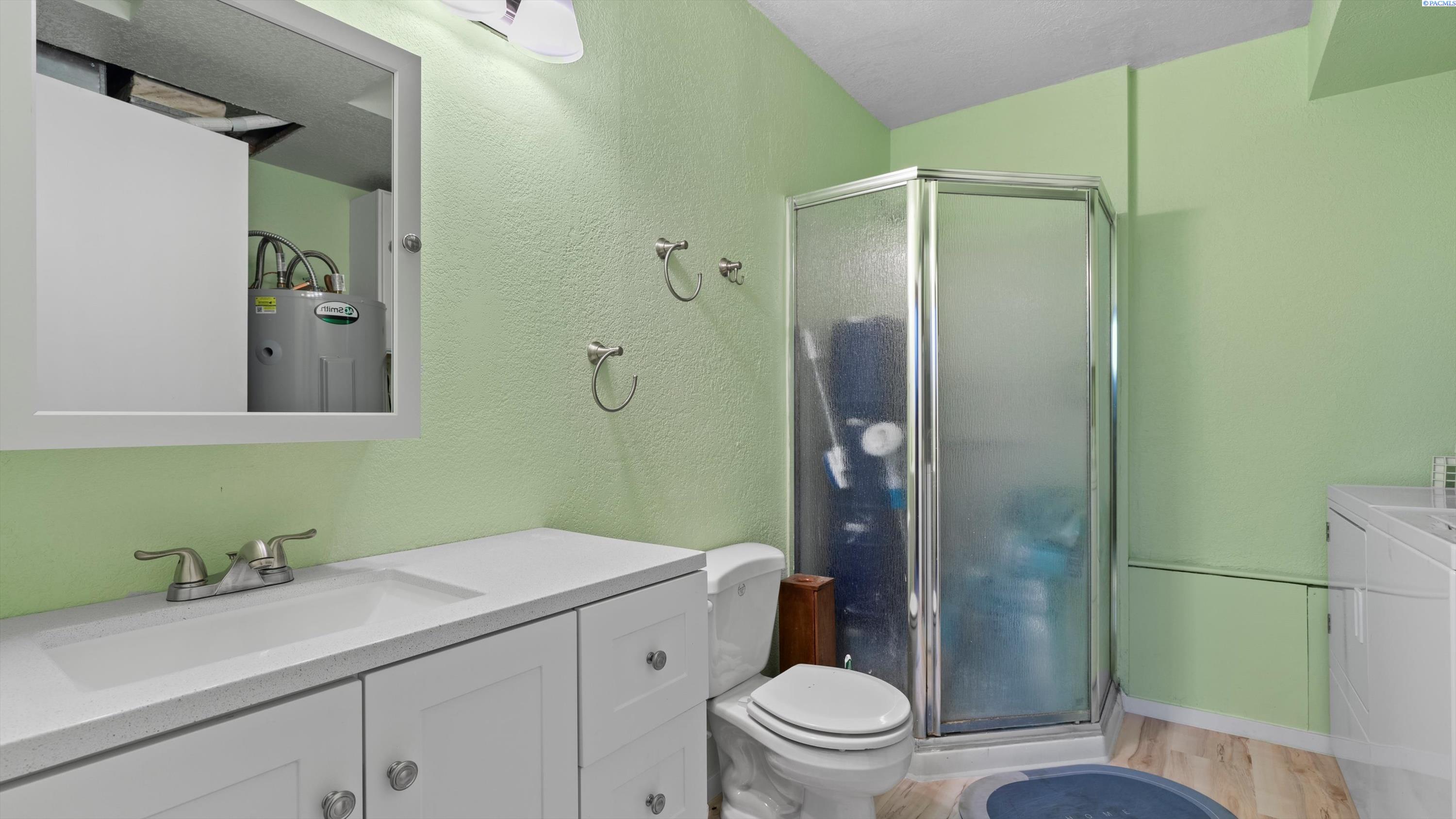 805 W 44th Place