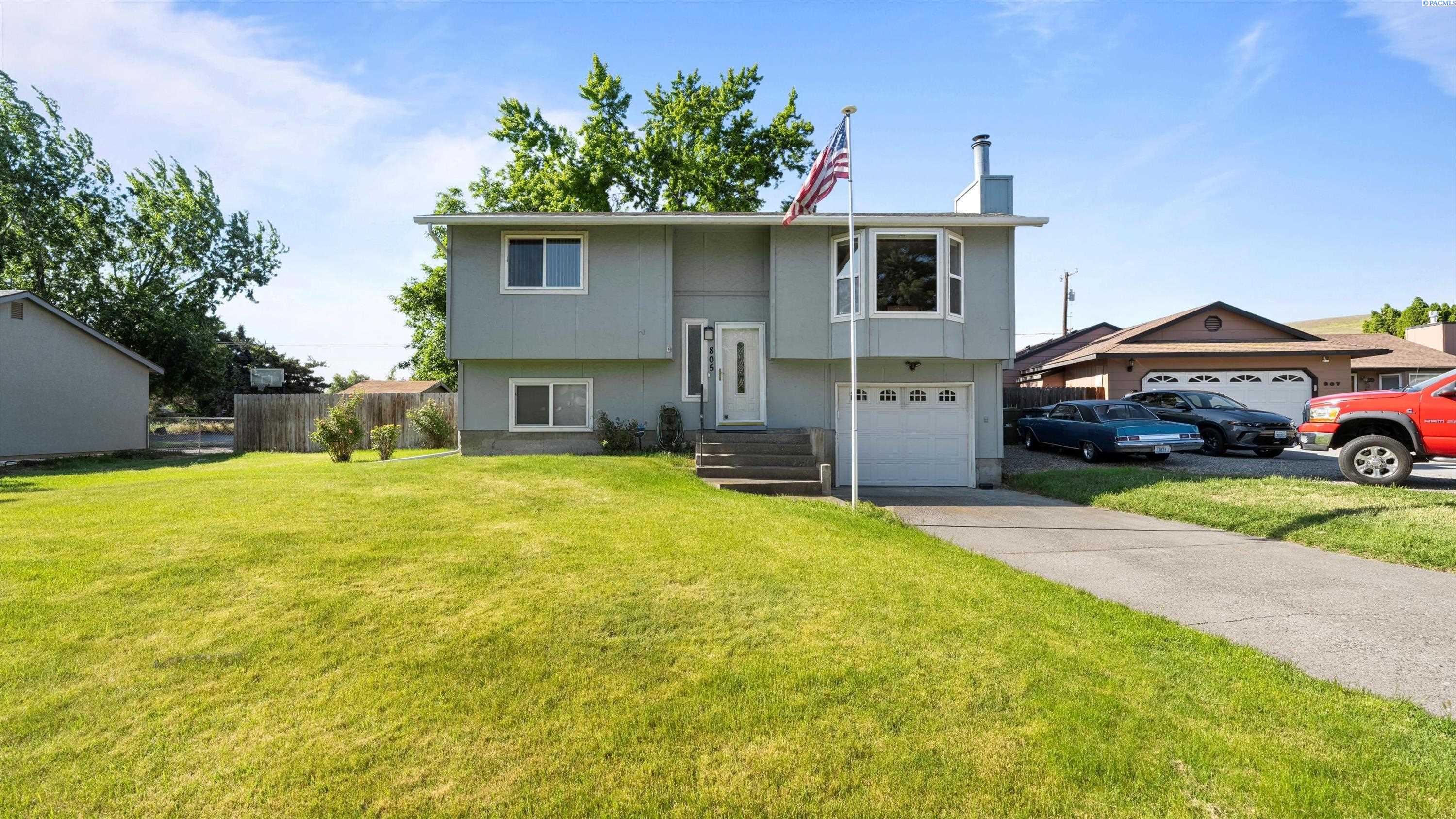 805 W 44th Place