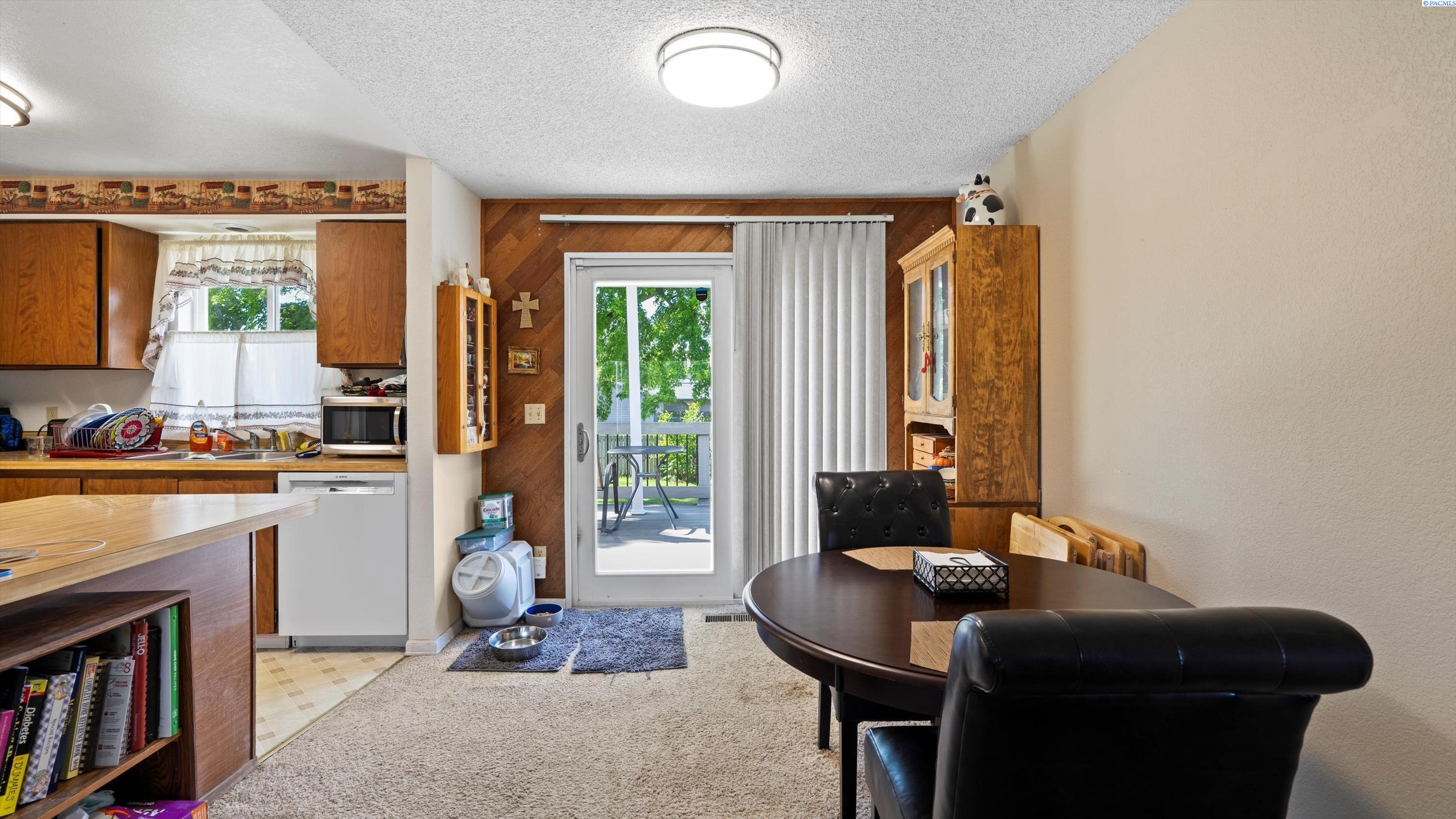 805 W 44th Place