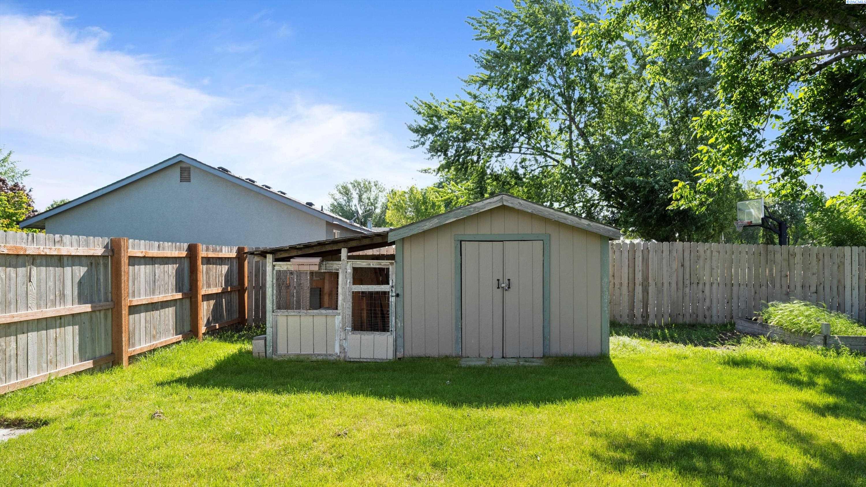 805 W 44th Place