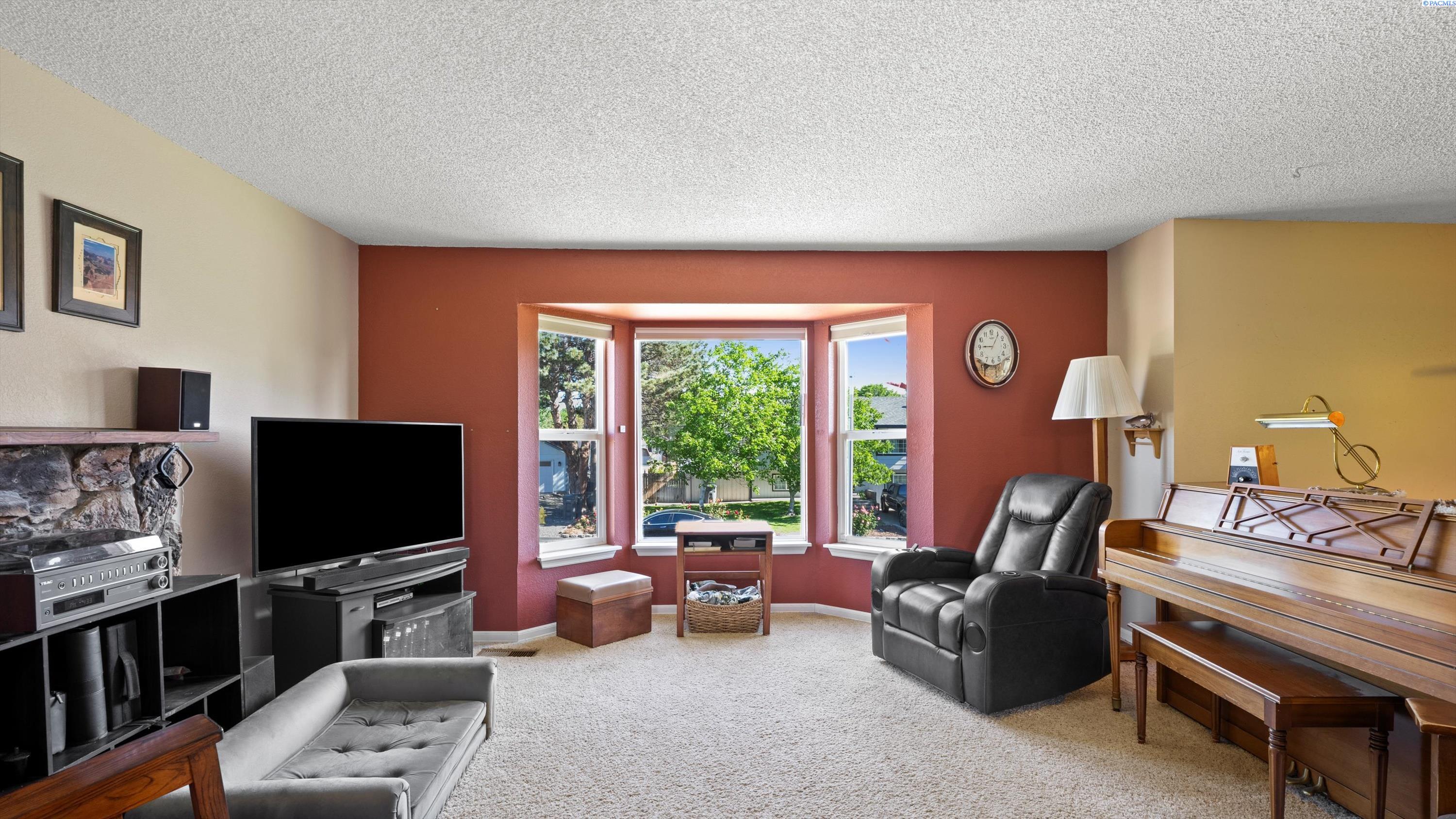 805 W 44th Place