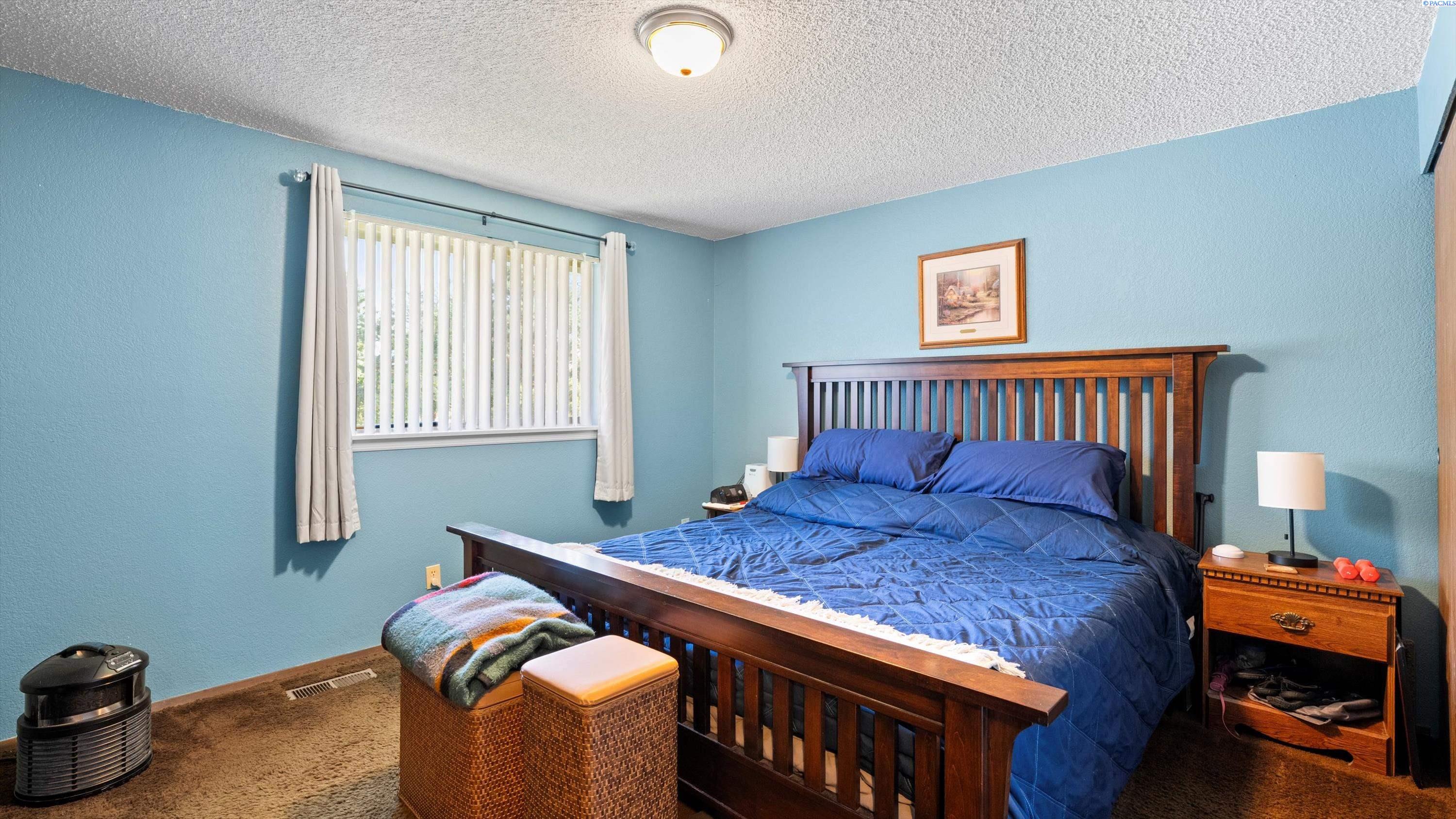 805 W 44th Place