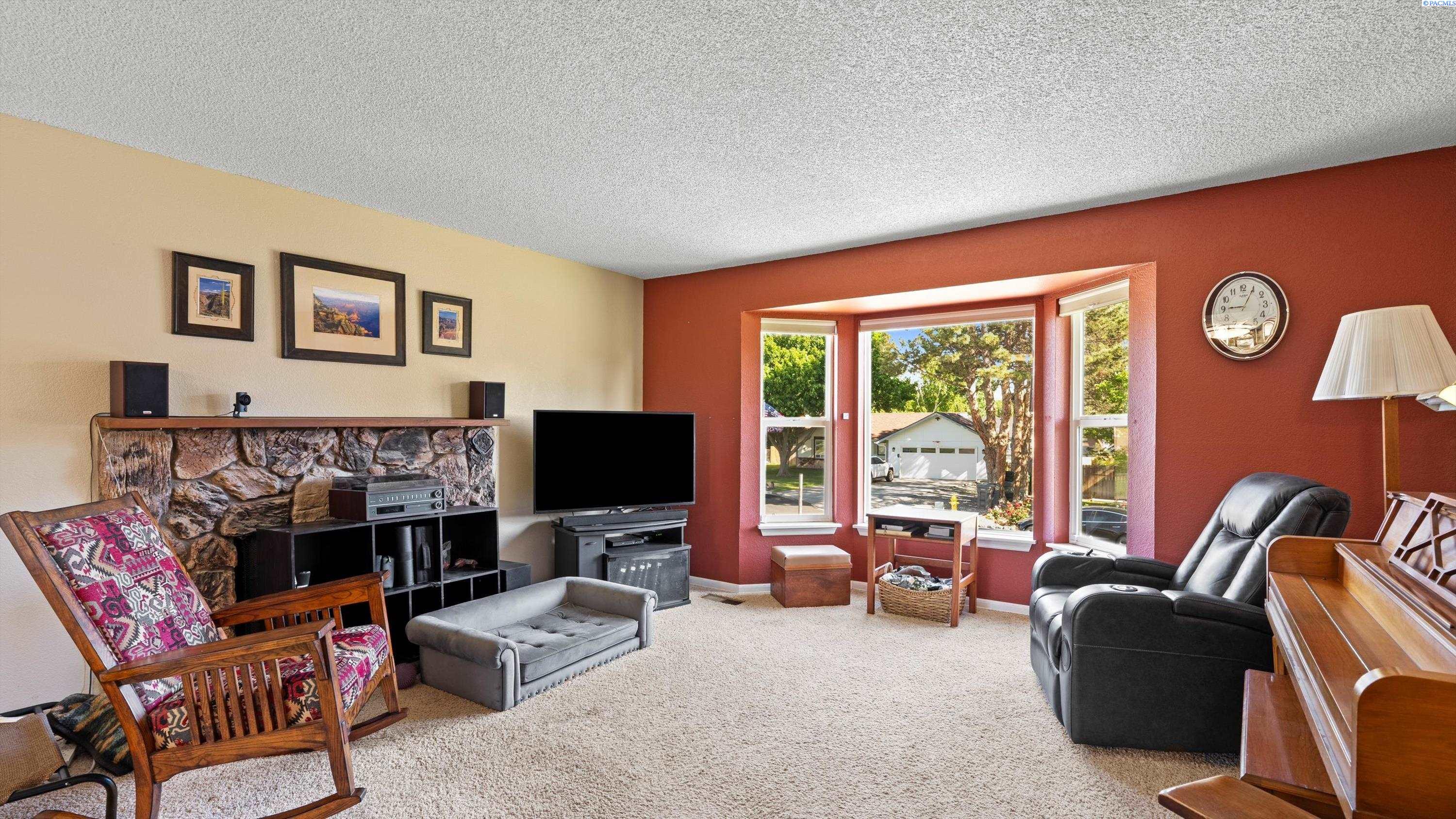 805 W 44th Place