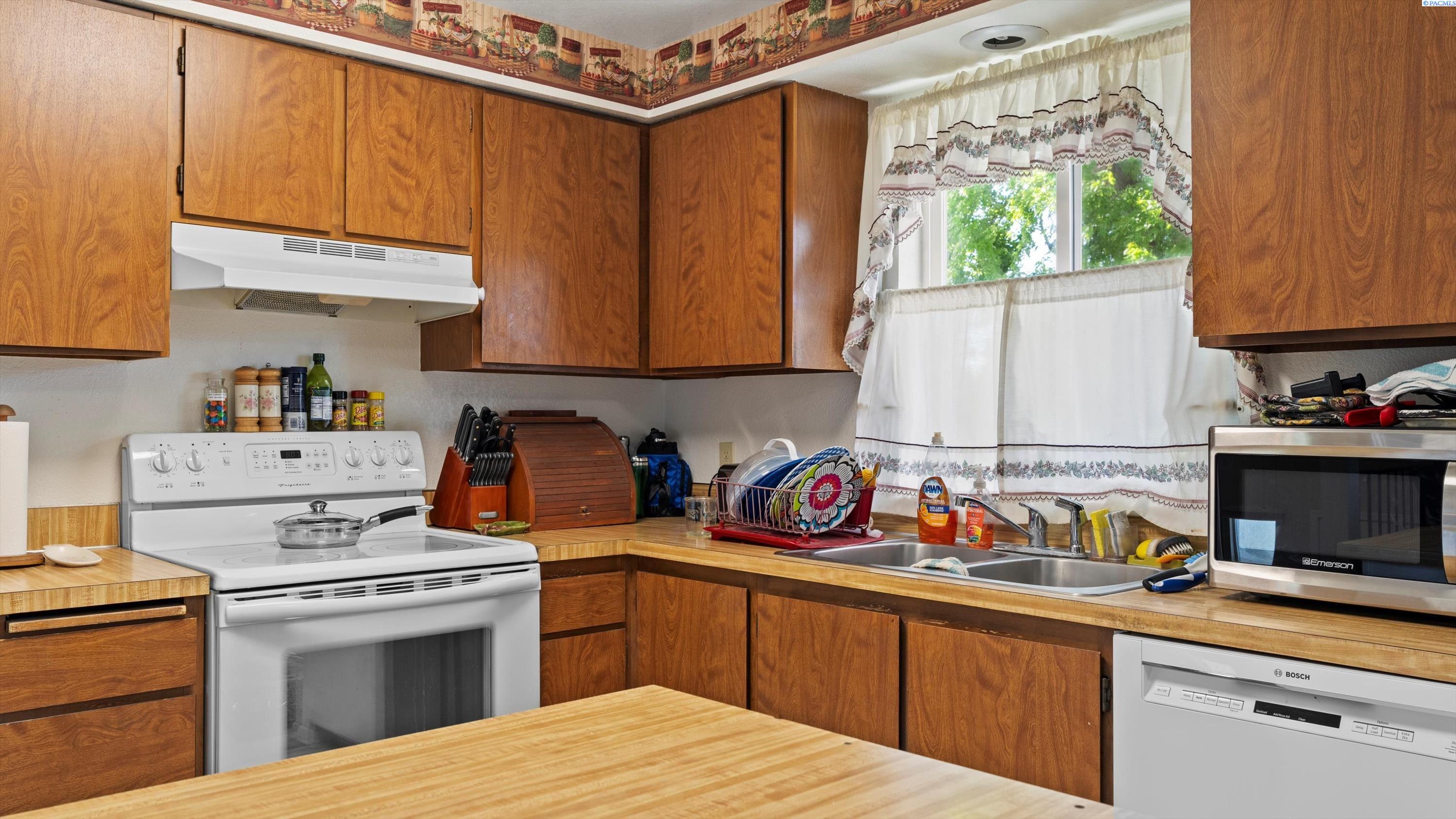 805 W 44th Place