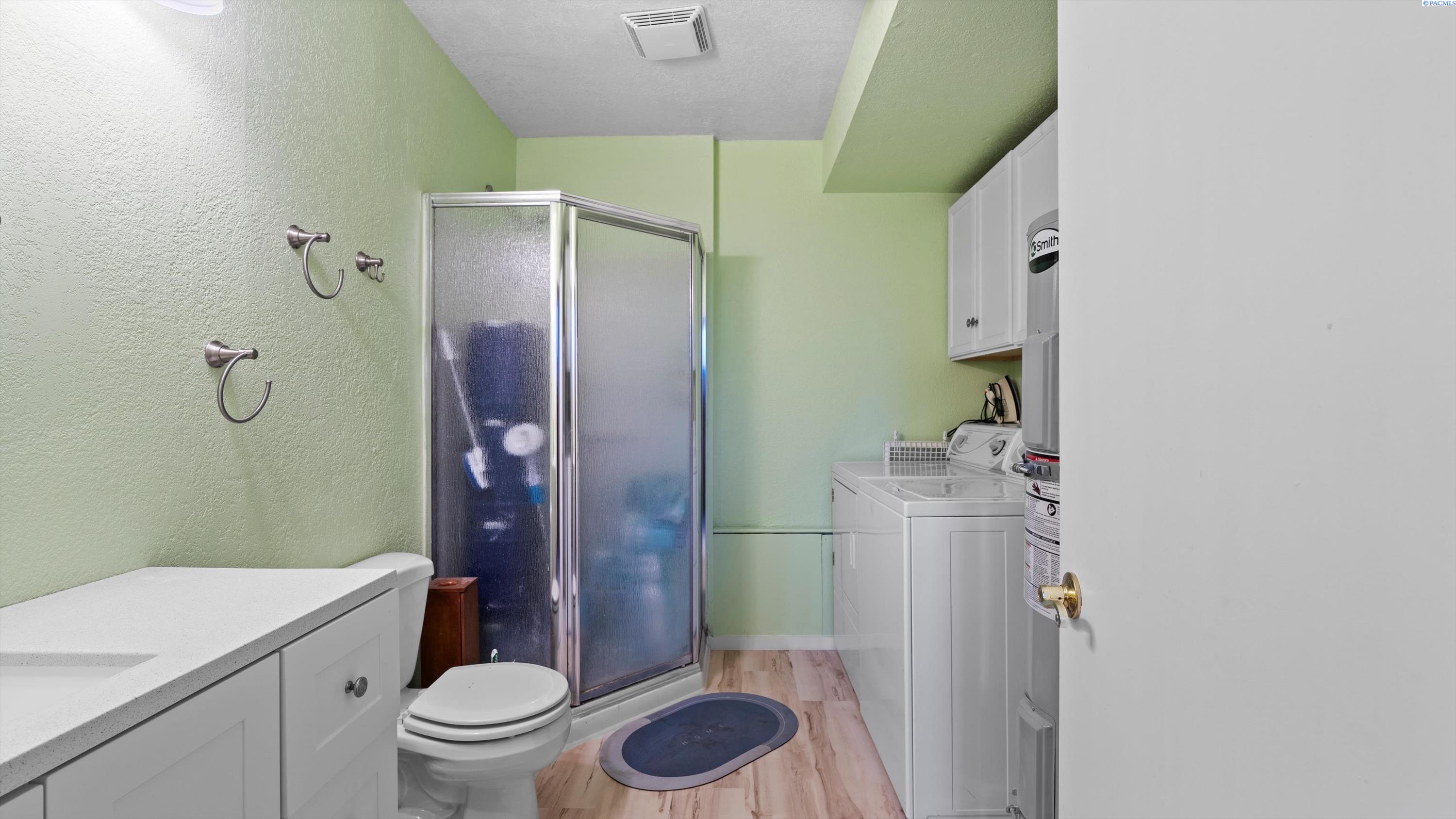 805 W 44th Place