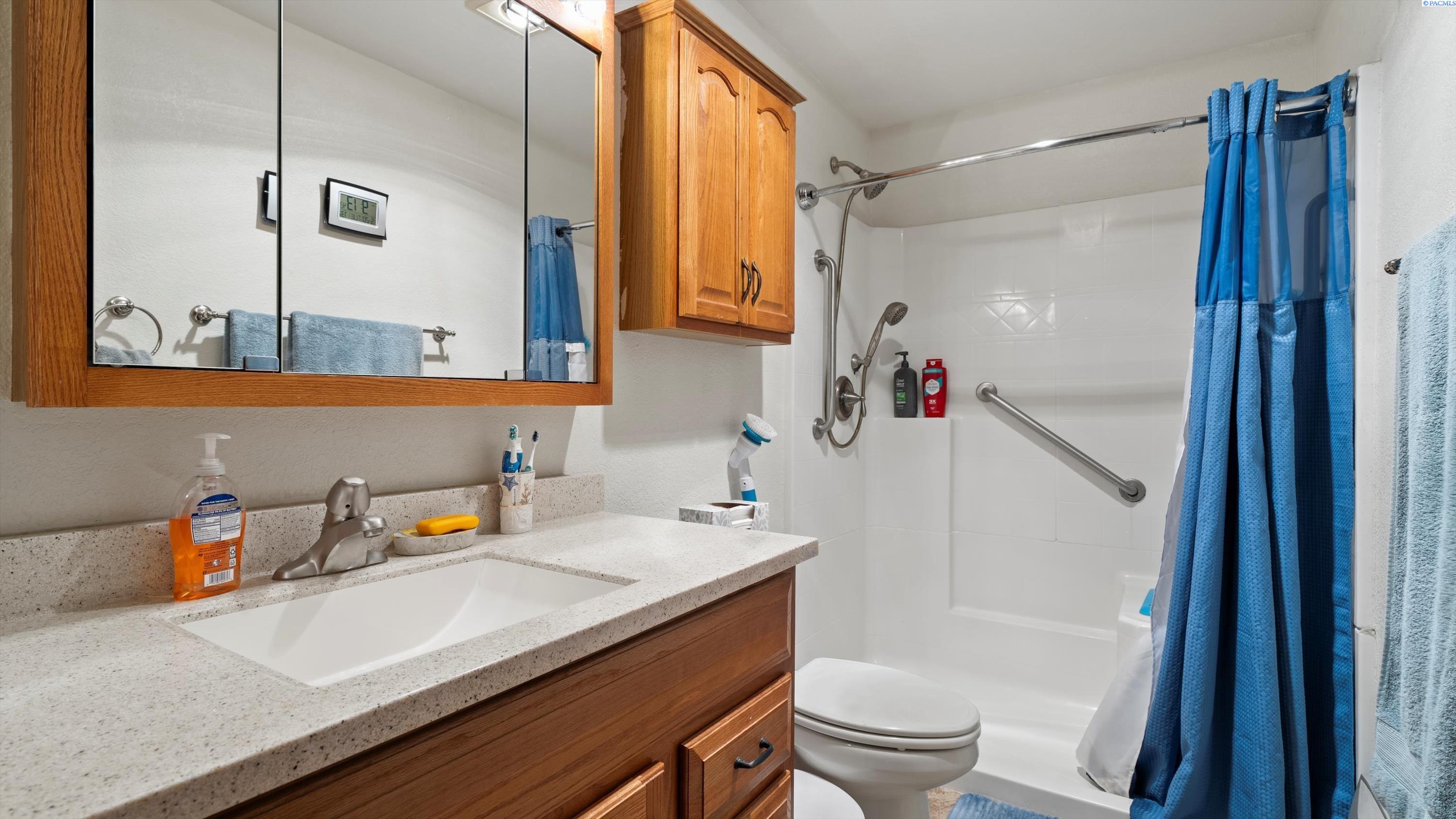 805 W 44th Place