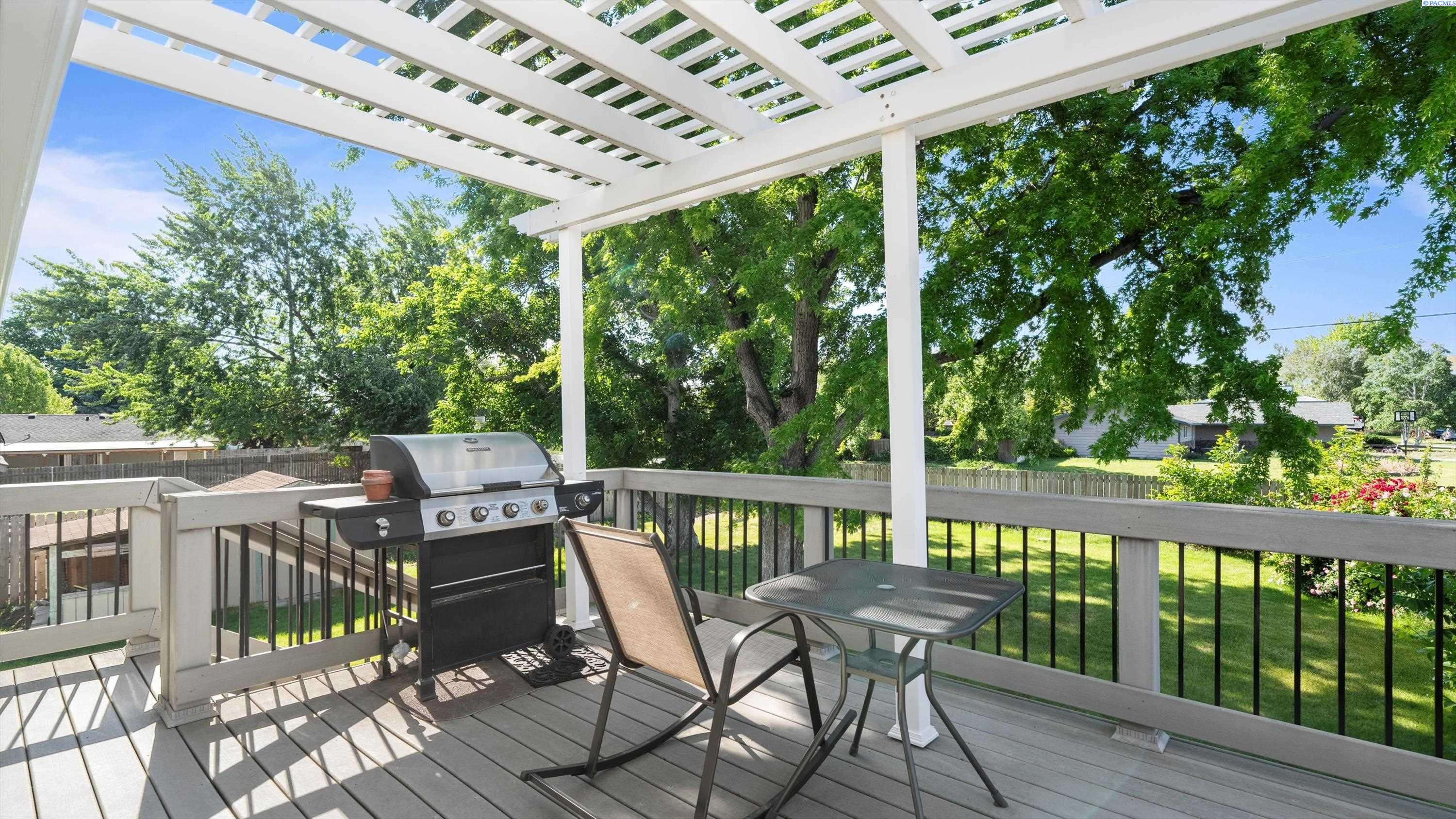 805 W 44th Place