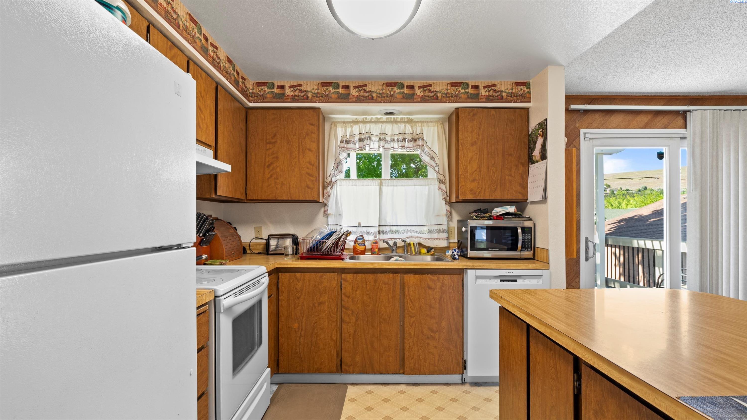 805 W 44th Place