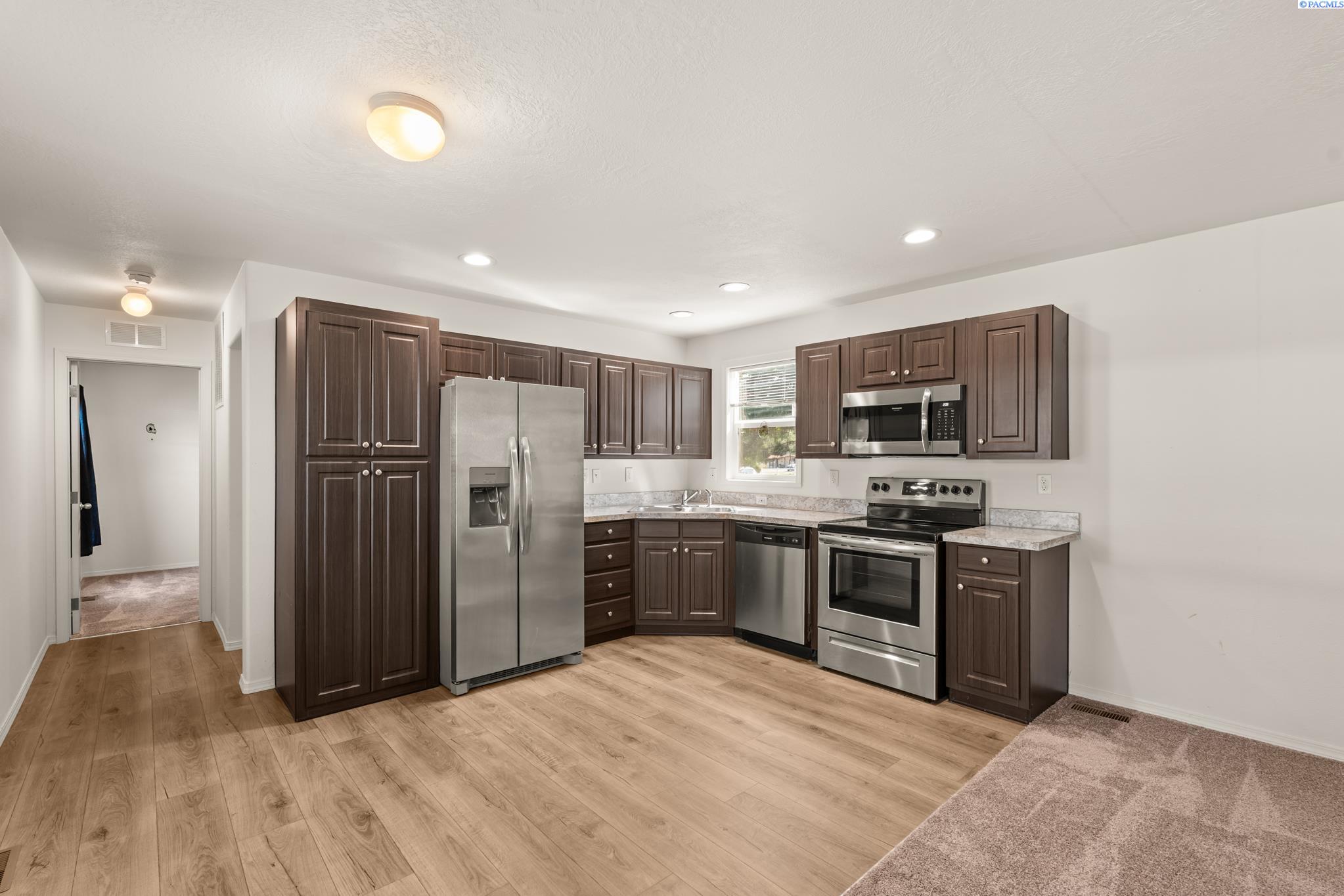 203106 E Bowles # 83