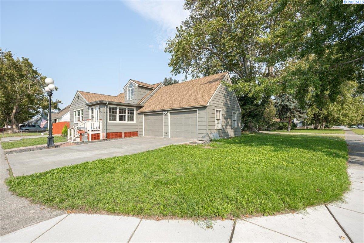 1220 W Kennewick Ave.
