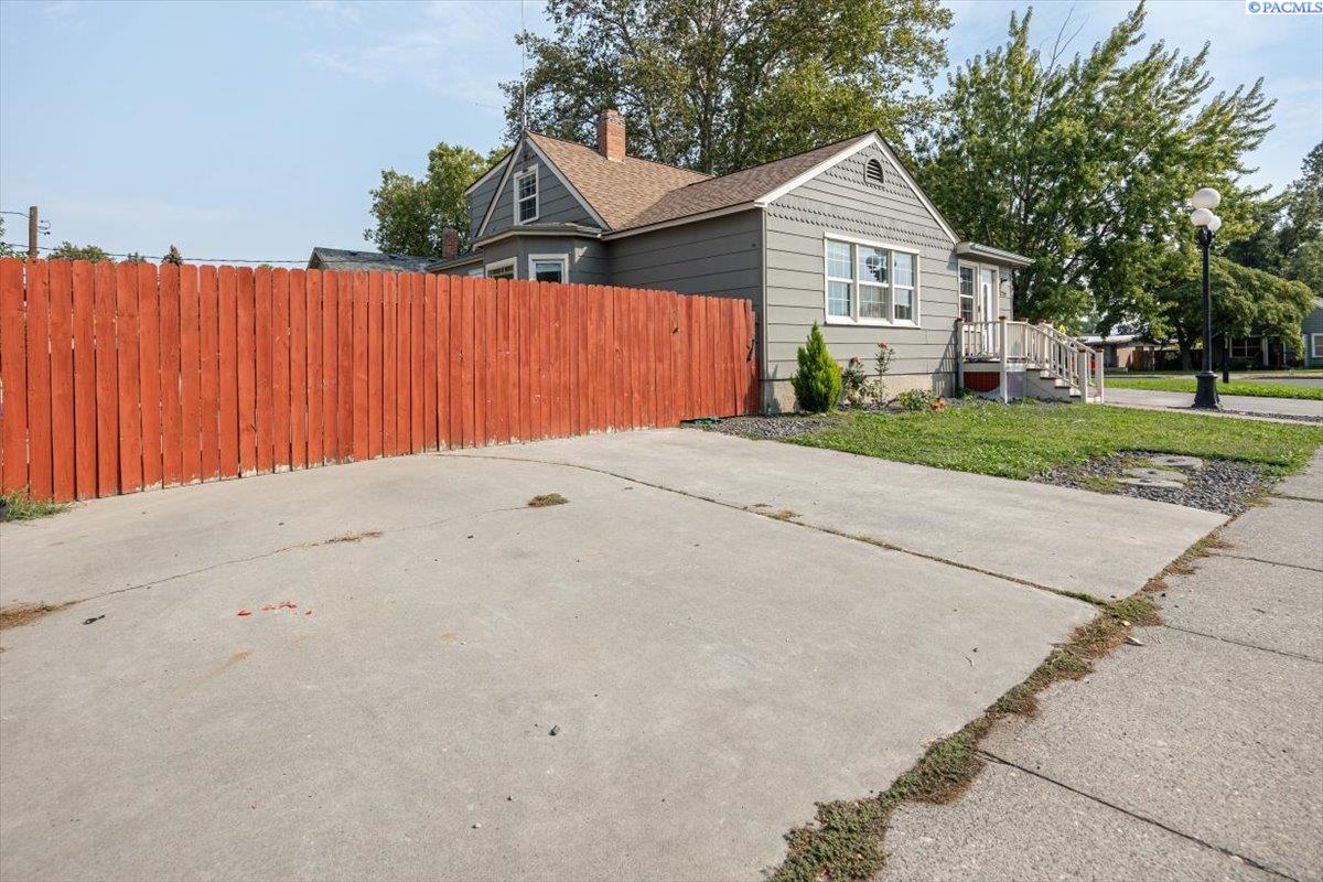 1220 W Kennewick Ave.