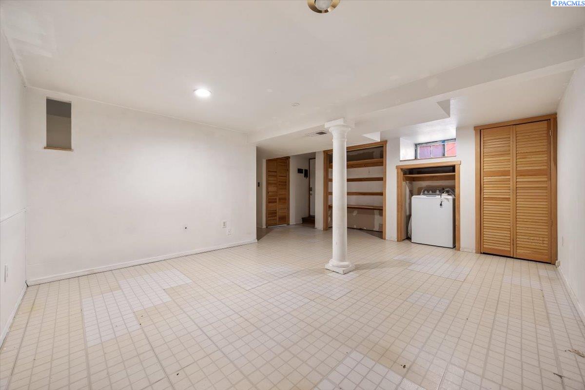 1220 W Kennewick Ave.