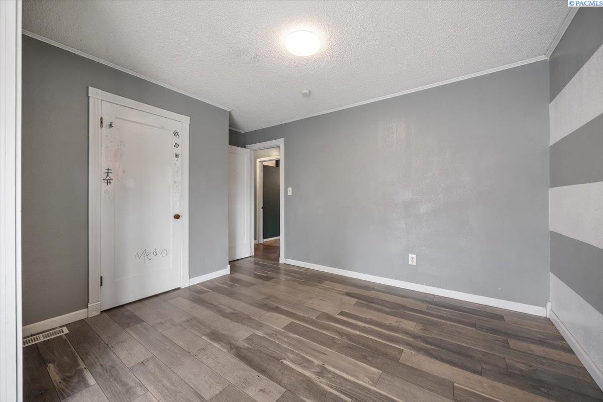 1220 W Kennewick Ave.