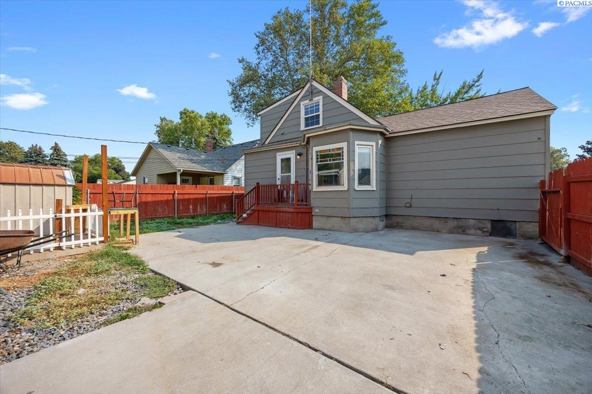 1220 W Kennewick Ave.