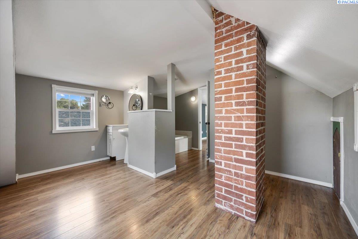 1220 W Kennewick Ave.