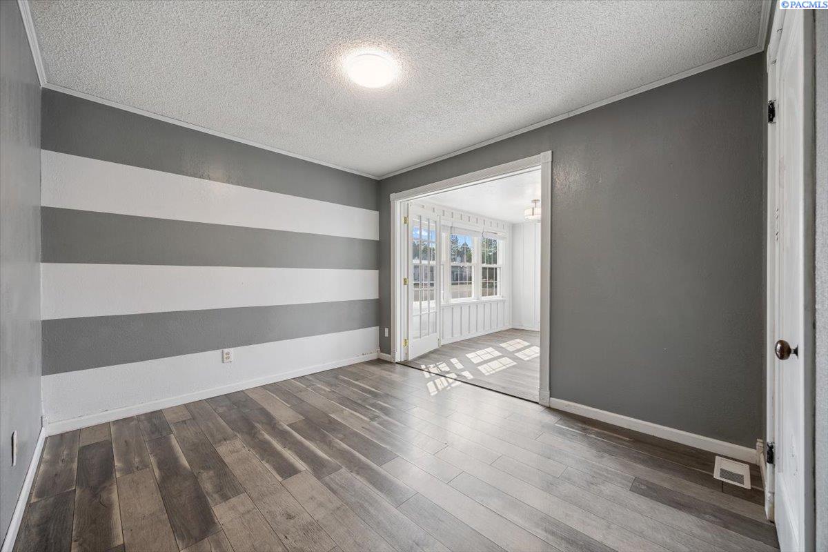 1220 W Kennewick Ave.
