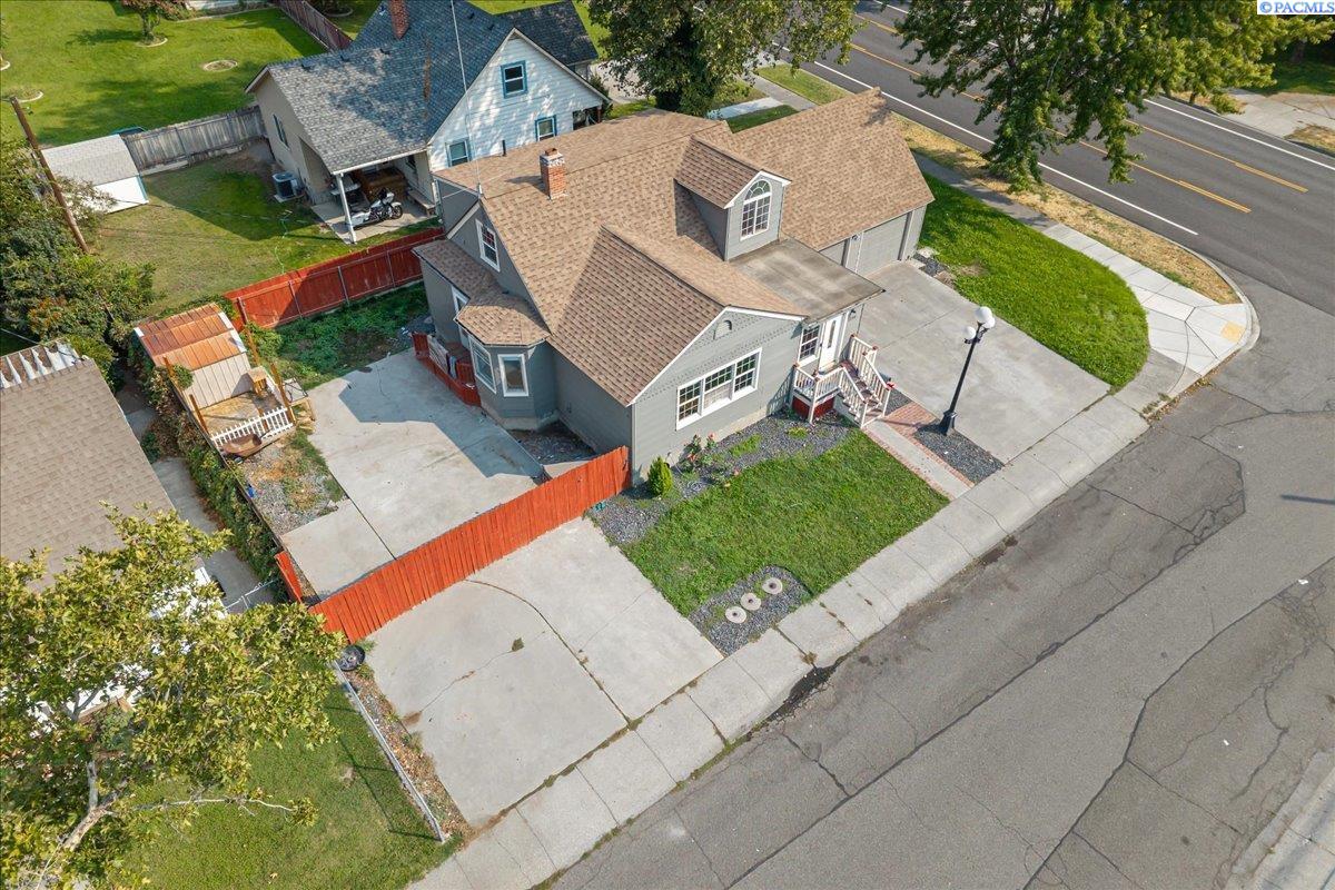 1220 W Kennewick Ave.
