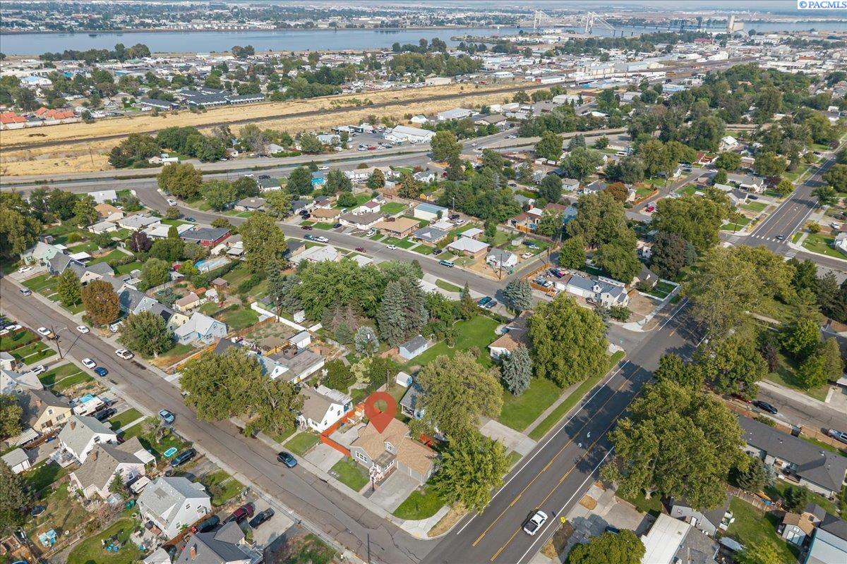 1220 W Kennewick Ave.