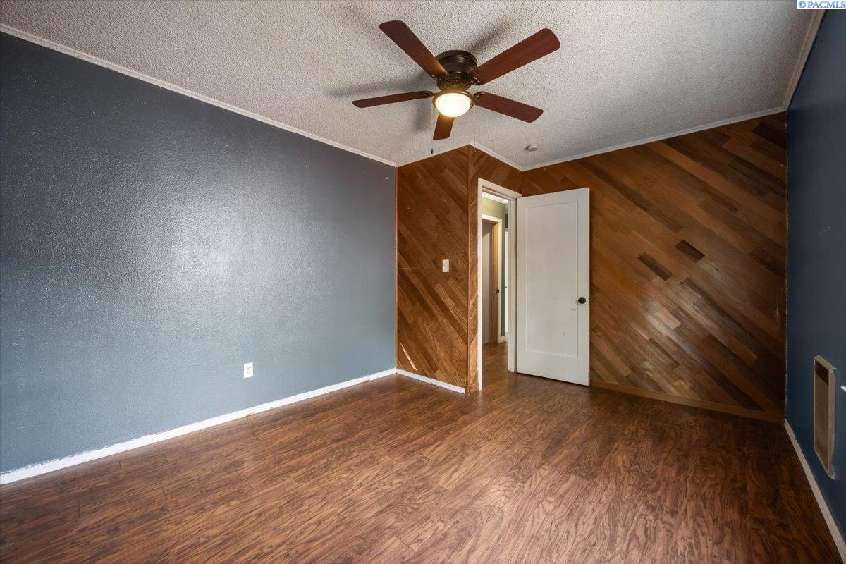 1220 W Kennewick Ave.